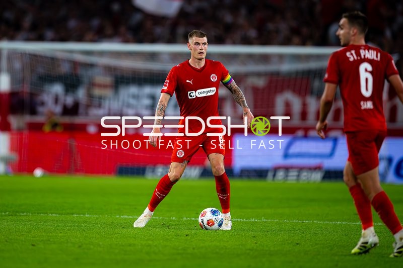 Eric Smith (8; FC St. Pauli) am Ball