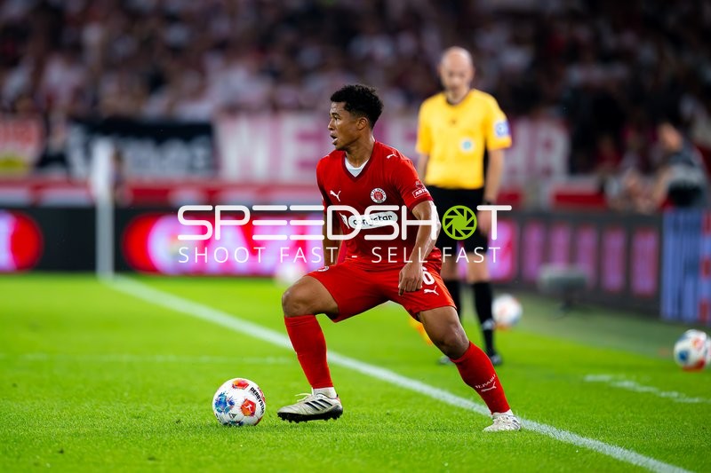 Joel Chima Fujita (16; FC St. Pauli) am Ball