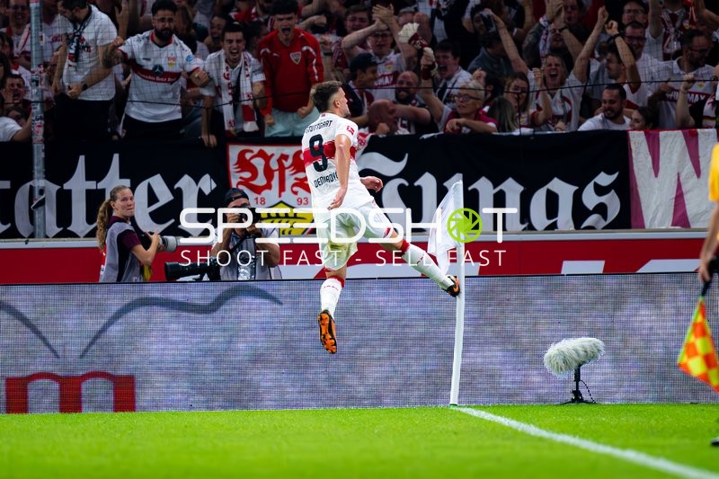 Ermedin Demirovic (9; VfB Stuttgart) jubelt am Eckfahnenbereich