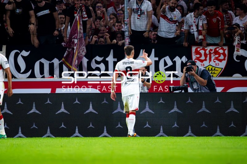 Ermedin Demirovic (9; VfB Stuttgart) jubelt