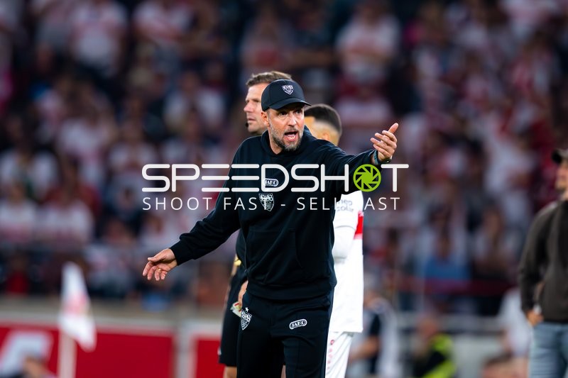 Trainer Sebastian Hoeneß (Trainer; VfB Stuttgart) an der Seitenlinie