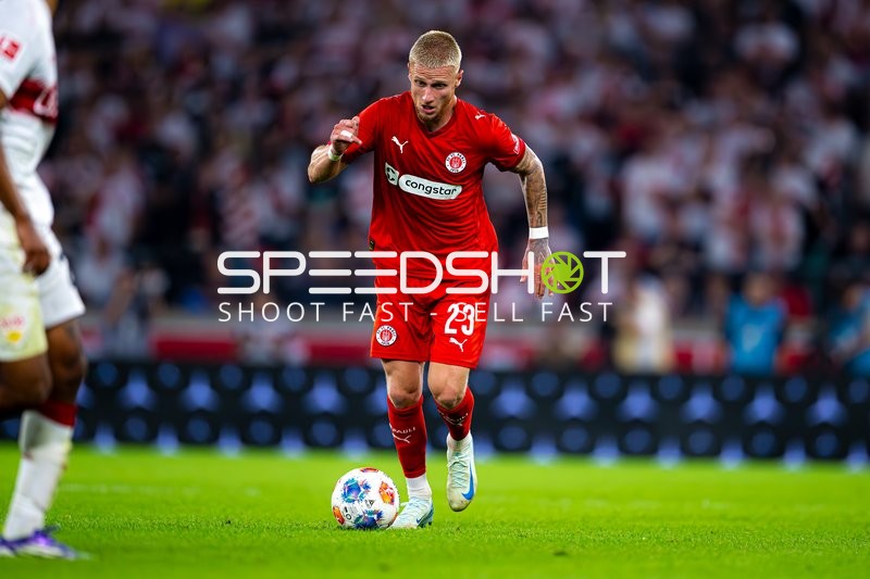 Louis Oppie (23; FC St. Pauli) am Ball