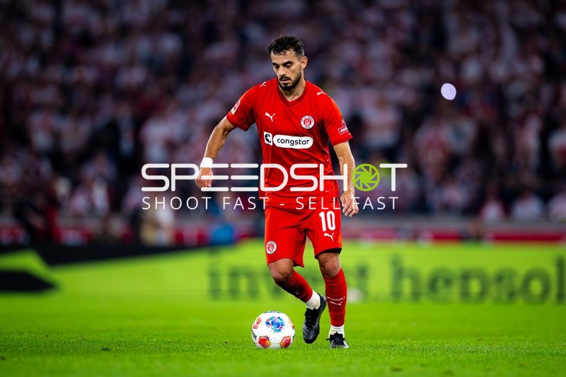 Danel Sinani (10; FC St. Pauli) am Ball