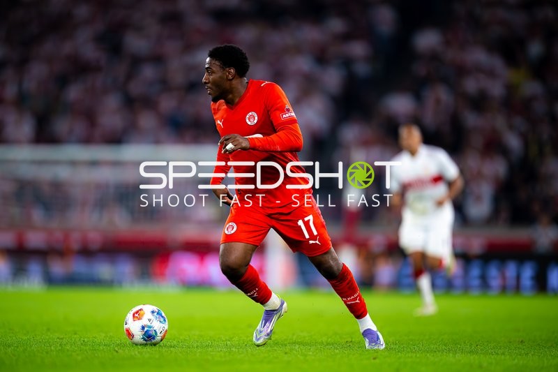 Oladapo Afolayan (17; FC St. Pauli) am Ball