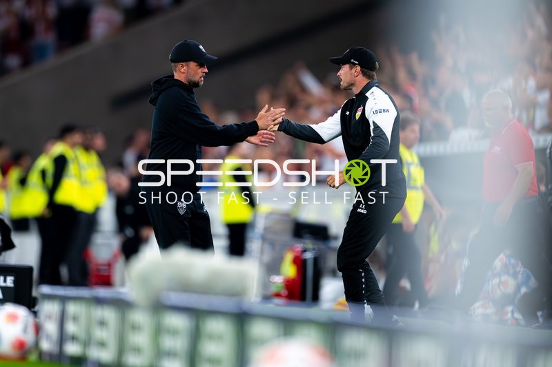 Trainer begrüßen sich