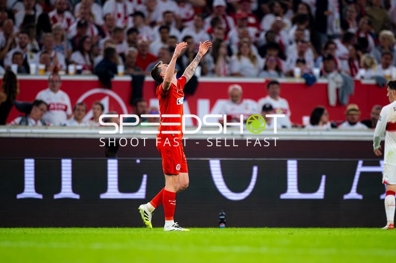 Spieler mit erhobenen Armen