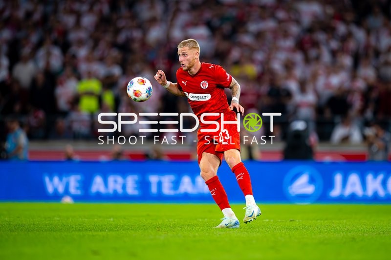 Louis Oppie (23; FC St. Pauli) mit Ball
