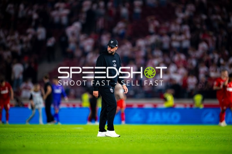 Trainer Sebastian Hoeneß (Trainer; VfB Stuttgart) auf dem Feld