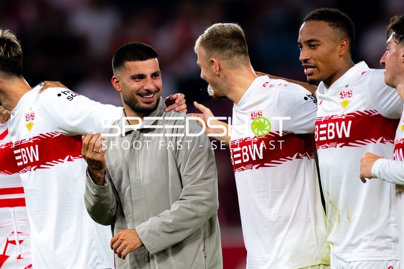 Spieler feiern gemeinsam