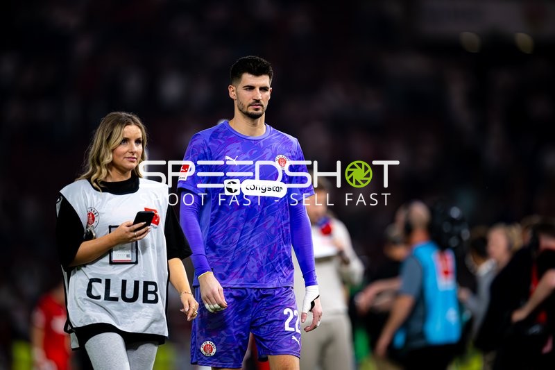 Torwart Nikola Vasilj (22; FC St. Pauli) auf dem Feld