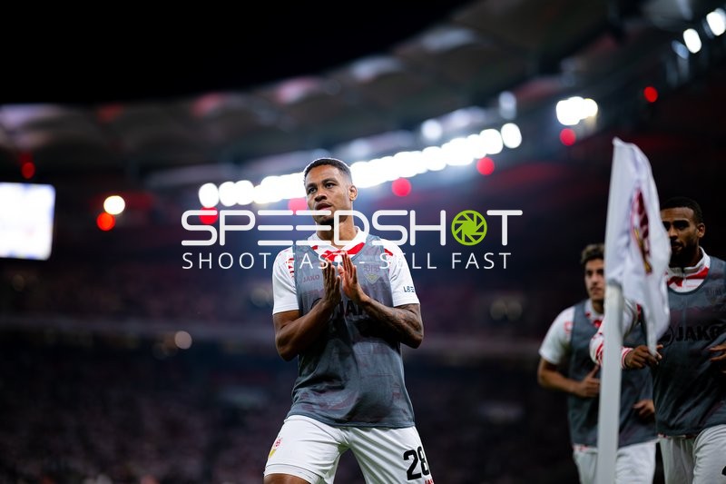 Spieler Nikolas Nartey (28; VfB Stuttgart) und Josha Vagnoman (4; VfB Stuttgart) vor Anpfiff