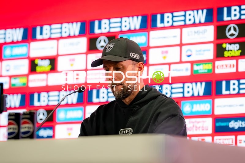 Trainer Sebastian Hoeneß (Trainer; VfB Stuttgart) bei Pressekonferenz