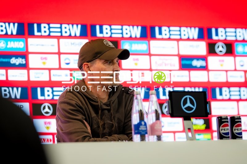 Trainer bei Pressekonferenz