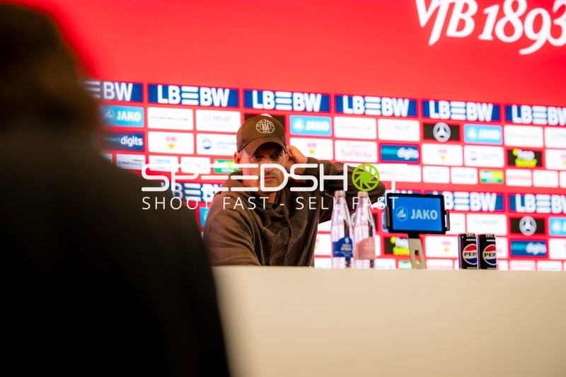 Trainer bei Pressekonferenz