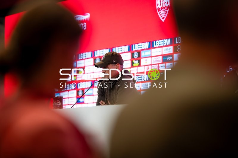 Trainer bei Pressekonferenz