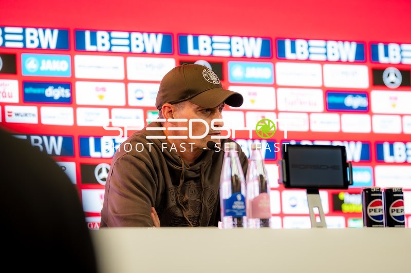 Trainer bei Pressekonferenz