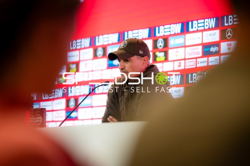 Trainer bei Pressekonferenz