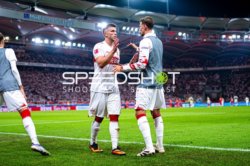 Ermedin Demirovic (9; VfB Stuttgart) am Spielfeldrand