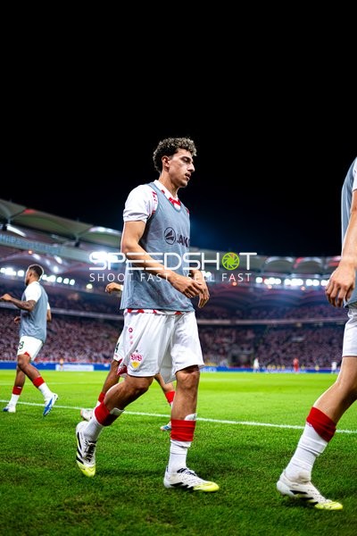 Aufwärmen Ameen Al-Dakhil (2; VfB Stuttgart)