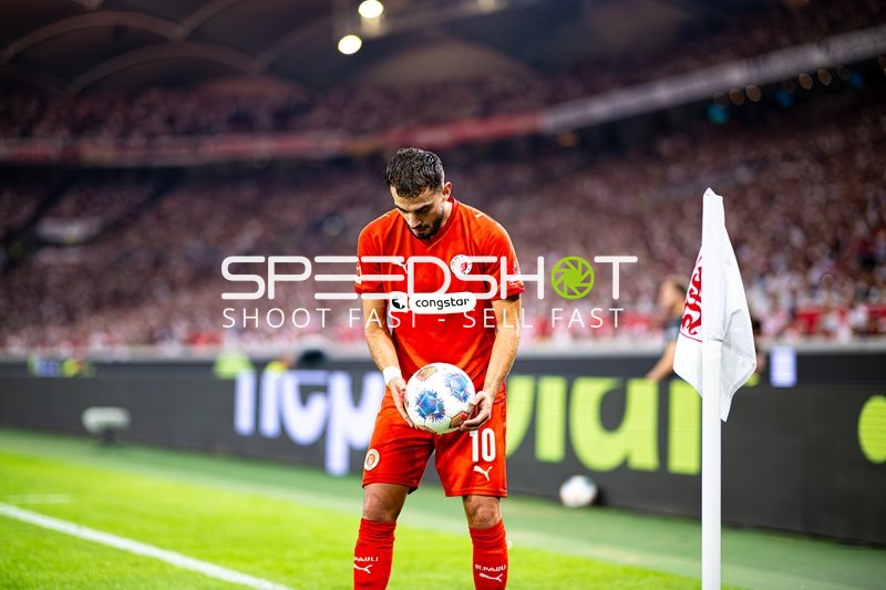 Sinani bereitet Eckstoß vor