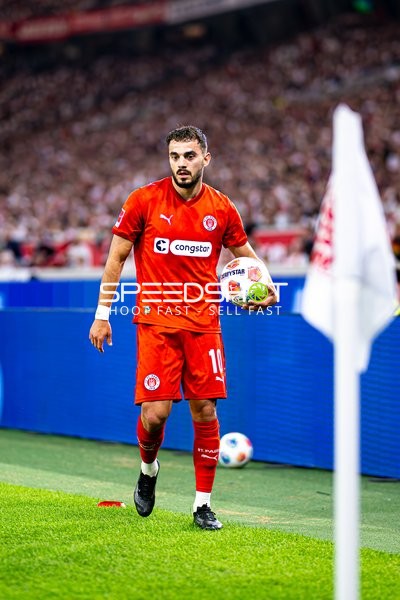 Danel Sinani (10; FC St. Pauli) mit Ball