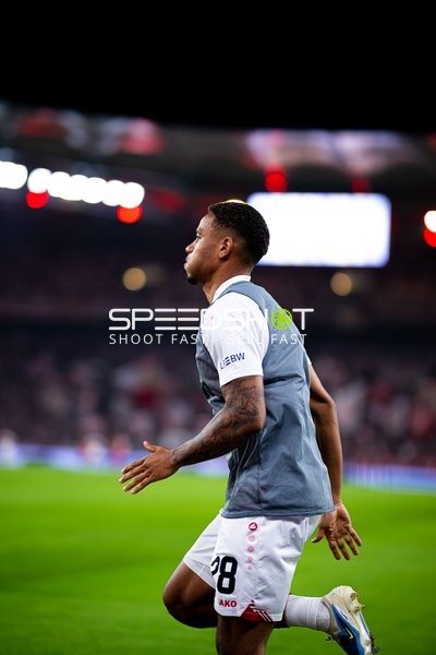 Spieler Nikolas Nartey (28; VfB Stuttgart) beim Aufwärmen