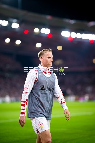 Chris Führich (10; VfB Stuttgart) beim Aufwärmen