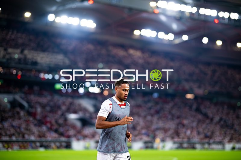 Spieler Nikolas Nartey (28; VfB Stuttgart) beim Aufwärmen