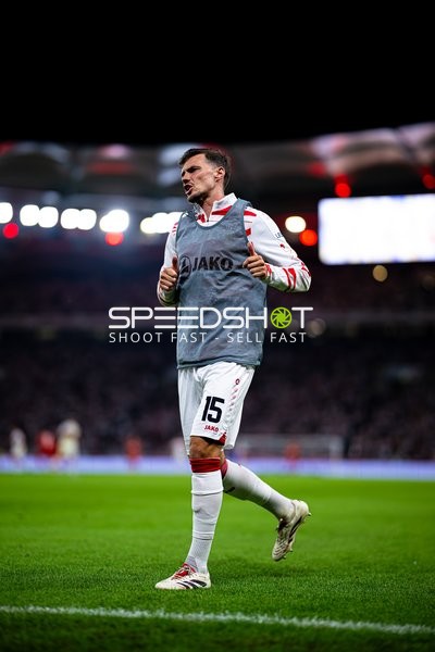 Pascal Stenzel (15; VfB Stuttgart) in Aktion