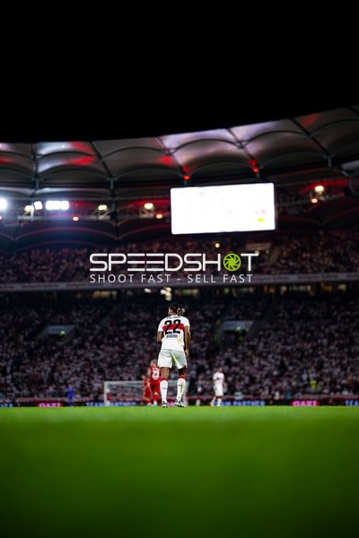 Spieler Lorenz Assignon (22; VfB Stuttgart) auf dem Feld