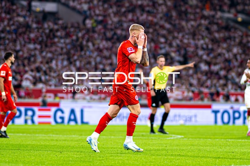 Eric Smith (8; FC St. Pauli) enttäuscht