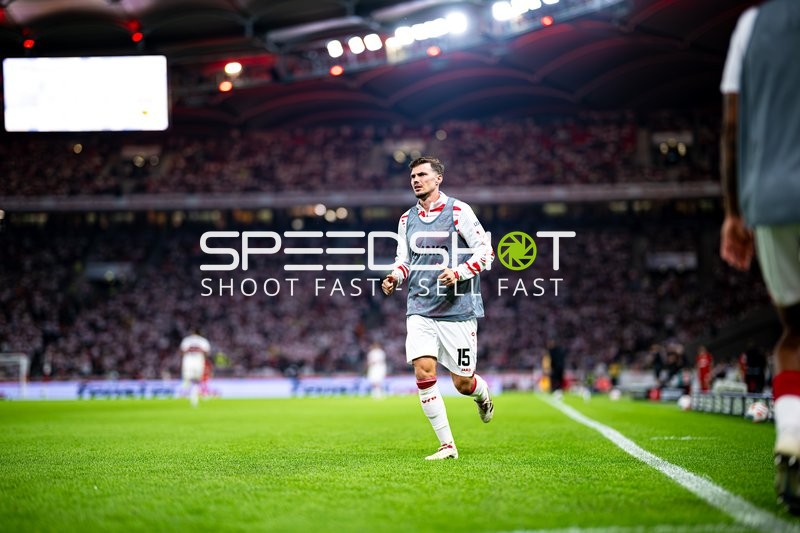 Pascal Stenzel (15; VfB Stuttgart) auf dem Spielfeld