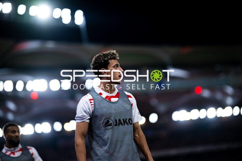 Aufwärmen Ameen Al-Dakhil (2; VfB Stuttgart)