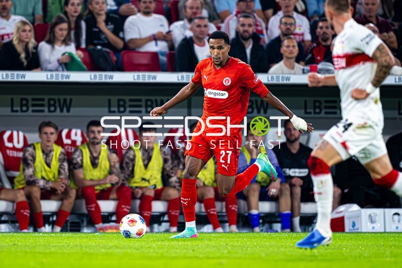 Spieler mit Ball am Fuß