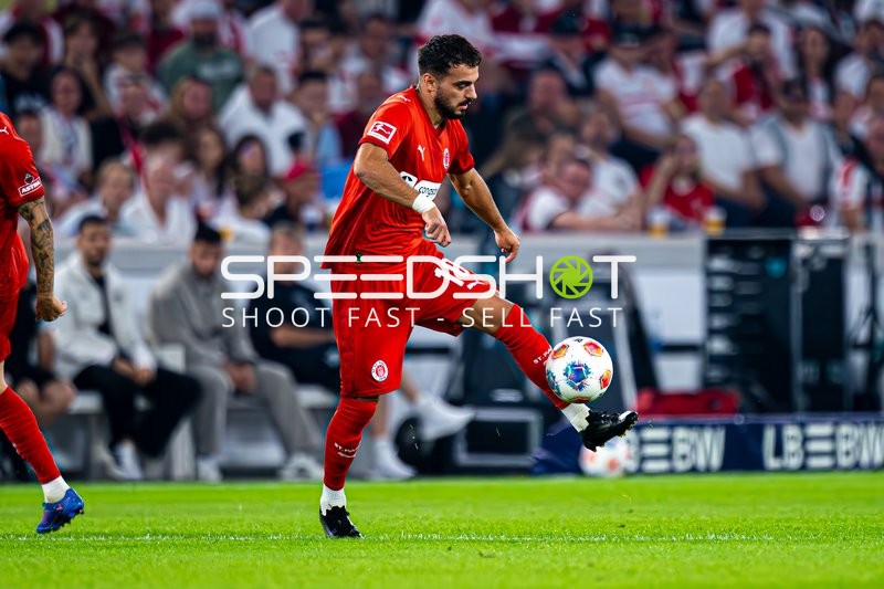 Danel Sinani (10; FC St. Pauli) am Ball
