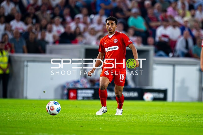 Joel Chima Fujita (16; FC St. Pauli) am Ball