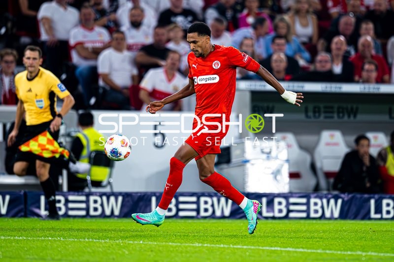 Andréas Hountondji (27; FC St. Pauli) am Ball