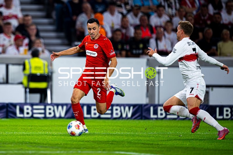 Zweikampf zwischen Manolis Saliakas (2; FC St. Pauli) und Maximilian Mittelstädt (7; VfB Stuttgart)