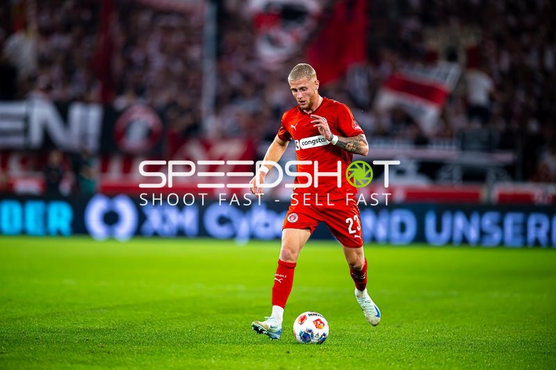 Louis Oppie (23; FC St. Pauli) am Ball