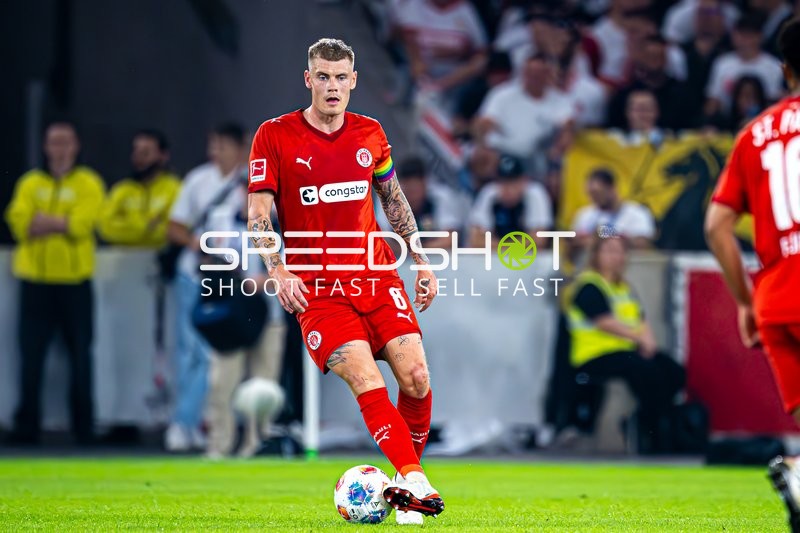 Eric Smith (8; FC St. Pauli) am Ball