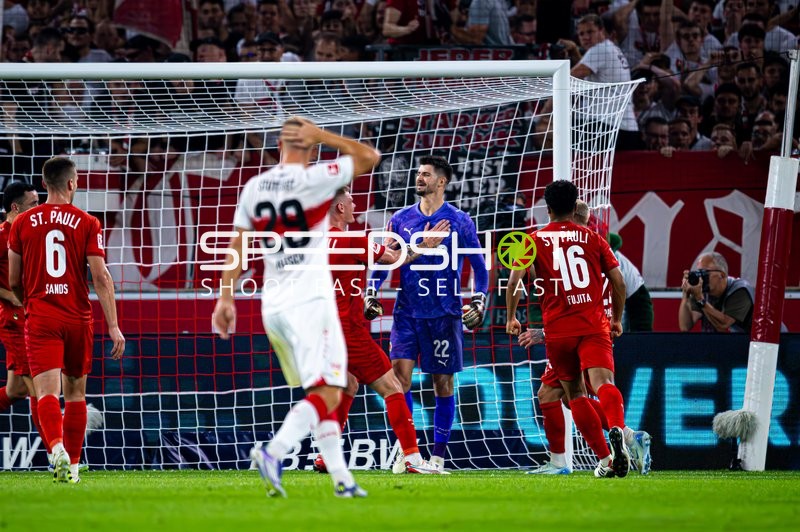 Torwart Nikola Vasilj (22; FC St. Pauli) reagiert