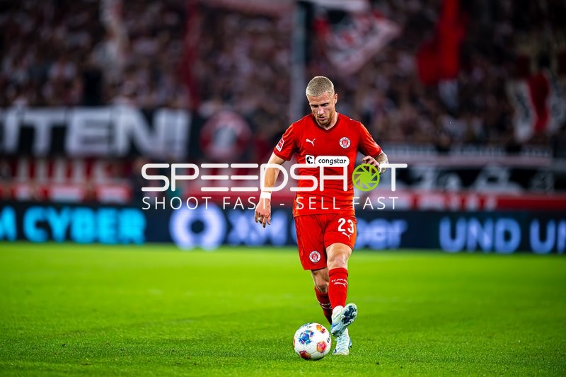 Louis Oppie (23; FC St. Pauli) am Ball