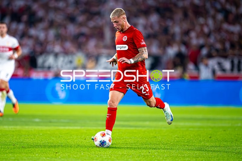 Spieler Louis Oppie (23; FC St. Pauli) mit Ball