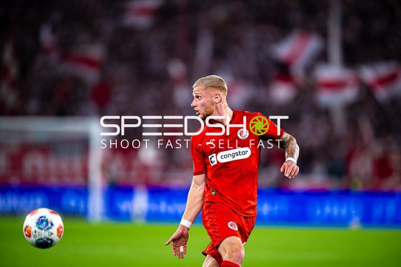 Spieler Louis Oppie (23; FC St. Pauli) mit Ball