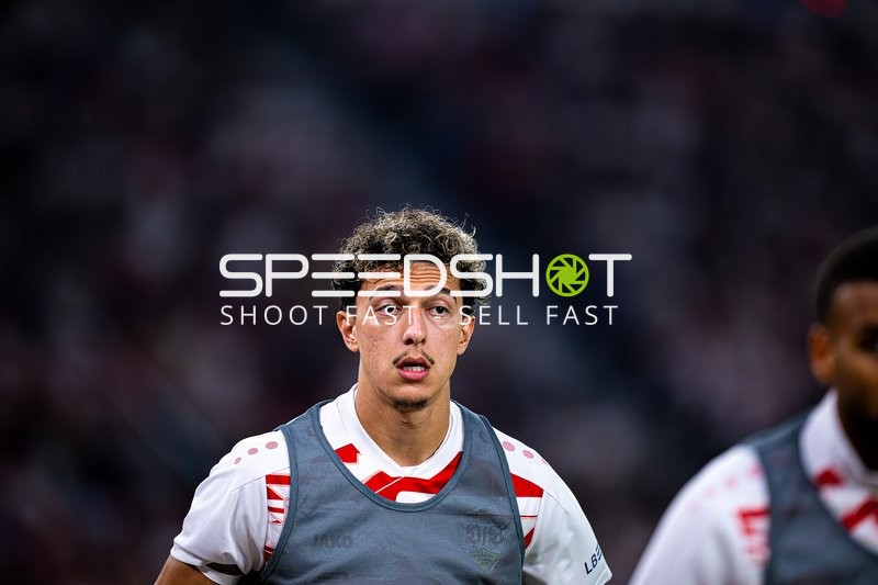 Ameen Al-Dakhil (2; VfB Stuttgart) beim Aufwärmen