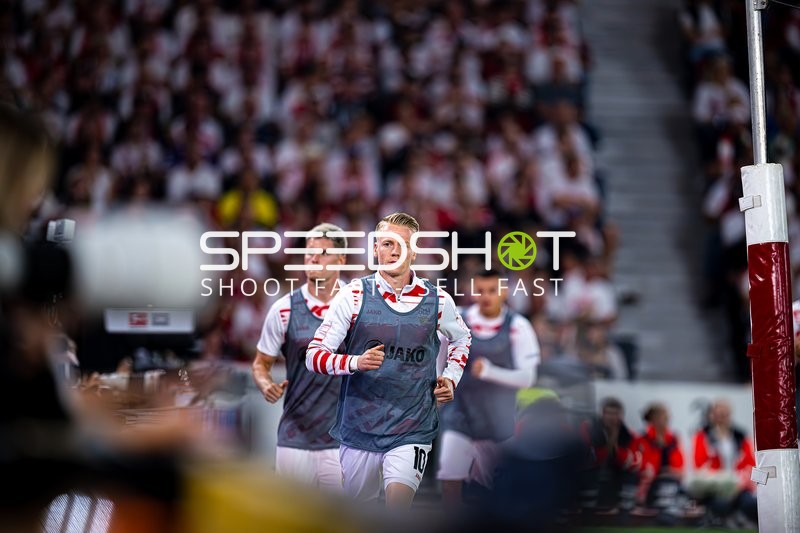 Spieler laufen auf Feld