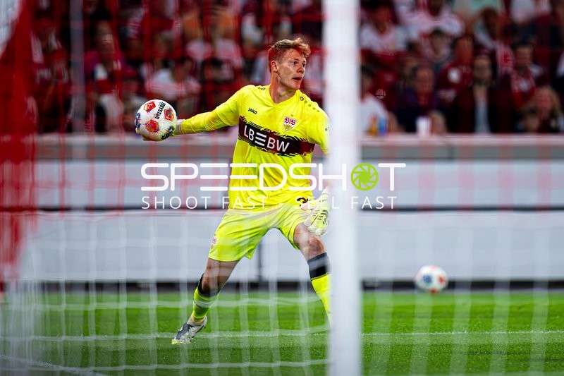 Torwart Alexander Nübel (33; VfB Stuttgart) mit Abwurf
