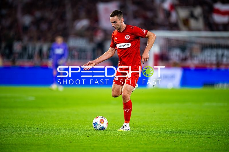 James Sands (6; FC St. Pauli) mit Ball