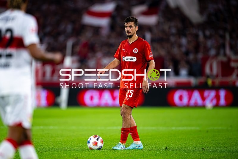 Adam Dzwigala (25; FC St. Pauli) mit Ball