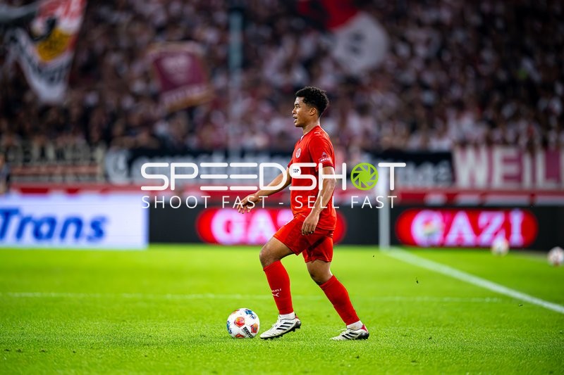 Joel Chima Fujita (16; FC St. Pauli) mit Ball